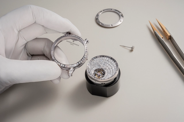 02_VAC_Traditionnelle_6057T-000G-H067_MO_Casing_1.jpg Uhrmacherkunst der Vacheron Constantin Traditionnelle Tourbillon High Jewellery