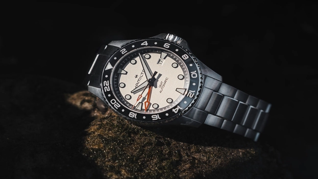 Hamilton Khaki Navy Scuba hell liegend