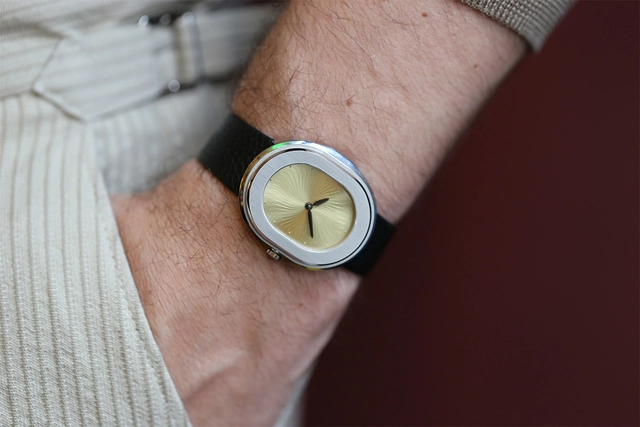 Serica-Parade-Wristshot-Handson.jpg Serica 1174 Parade