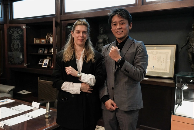 Daniela Pusch, Head of Editorial WatchTime Germany, beim Wristcheck mit Ryohei Saito, dem Leiter der Entwicklungsabteilung von G-Shock.