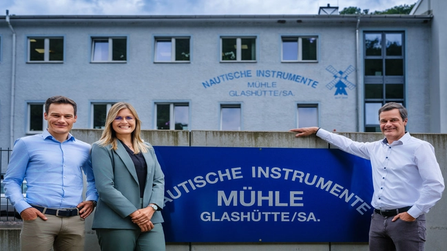 Familie Mühle vor Firmengebäude in Glashütte