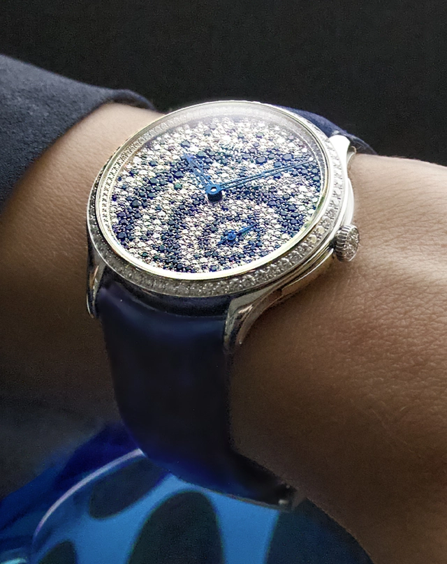 WatchTime-Czapek-PromenadeDiamondDrops-Wrist.jpg Czapek – Promenade Diamond Drops, Weißgolduhr mit Diamantbesatz am Handgelenk