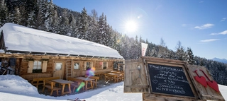 Hütte im Skigebiet Gitschberg Jochtal bei Sonnenschein.