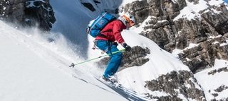 Aufnahme von Skifahrer mit Berg im Hintergrund in Tirol.