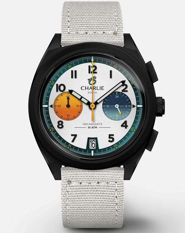 WatchTime-Hotspot-Charlie-Weiß-0525.jpg Charlie – GRX Mécaquartz Chronographe, Sportuhr mit Chronographen-Komplikation und grauem Band