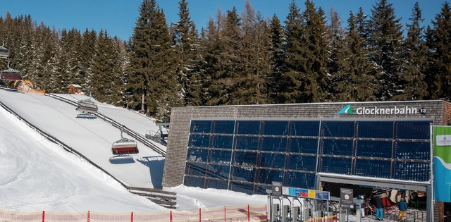 Aufnahme der Glocknerbahn bei Schnee im Winter.