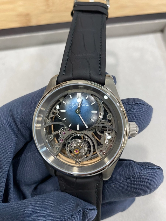 H. Moser & Cie.: Pioneer Cylindrical Tourbillon Skeleton Livebild