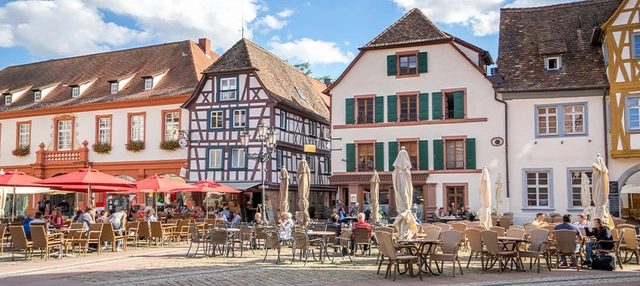 Aufnahme von pfälzer Stadtkern, mit Landzeile und Cafe.