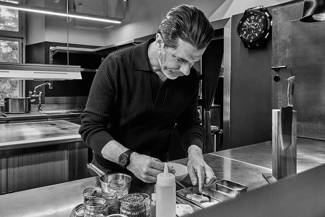 Spitzenkoch Andreas Caminada beim Kochen auf Schloss Schauenstein