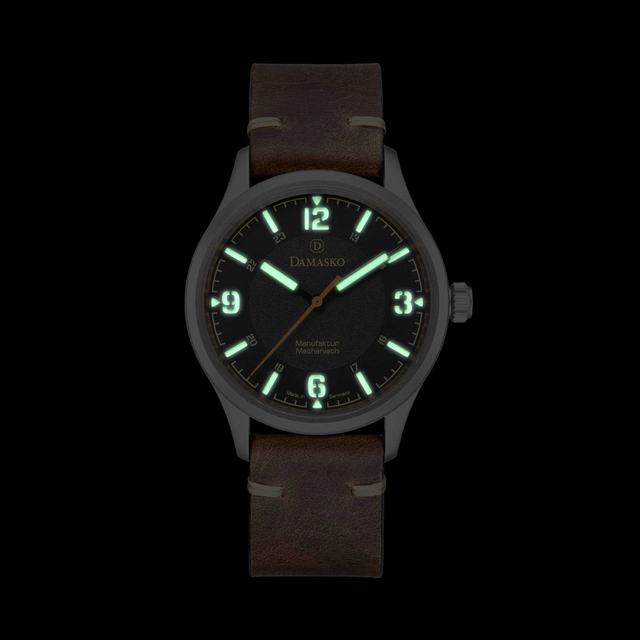 Damasko: Dank des Sandwich-Zifferblatts mit Superluminova-Untergrund leuchtet die DF20 im Dunkeln kräftig.