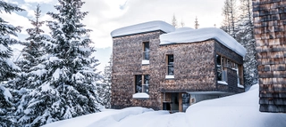 Außenansicht des Gradonna****s Mountain Resort in Osttirol im Winter.