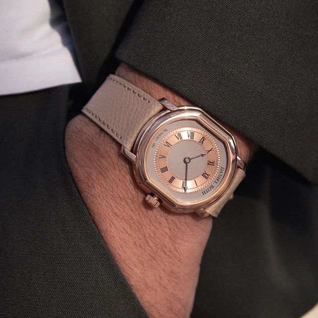 DanielRoth-ExtraPlat-rose-Wristshot.jpg Daniel Roth Extra Plat Roségold, Wristshot