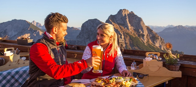 Zwei Personen mit Bergkulisse im Hintergrund in Pfronten.