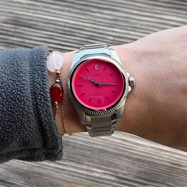 Wristshot der Oris ProPilot X Miss Piggy Edition