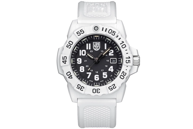 WatchTime-Luminox-NavySeal3500ArcticEdition-Freisteller.jpg Luminox – NavySeal 3500 Arctic Edition, weiße Uhr aus Fiberglas mit schwarzem Zifferblatt und ausgezeichneter Ablesbarkeit.