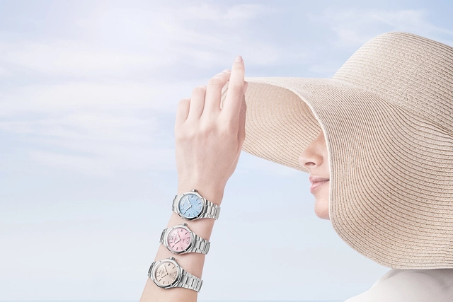 Baume Riviera Summer Dame mit Hut und drei Uhren am Handgelenk