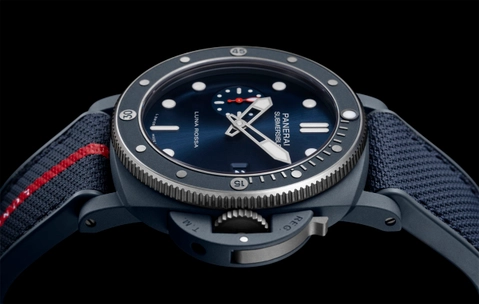 Panerai Submersible QuarantaQuattro Luna Rossa Ti-Ceramitech PAM01466 mit blauem Zifferblatt liegend