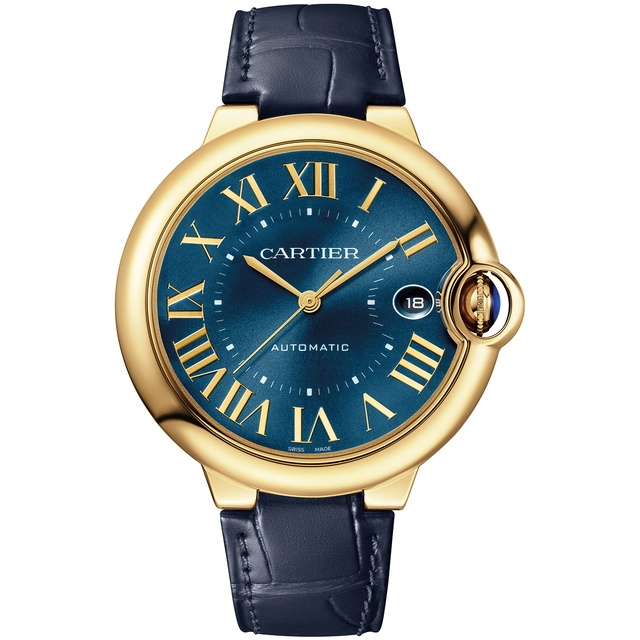 Die Cartier Ballon Bleu aus Gelbgold mit einem blauen Zifferblatt (40 mm) mit Sonnenschliff sowie römischen Ziffern im Gelbgold-Finish.