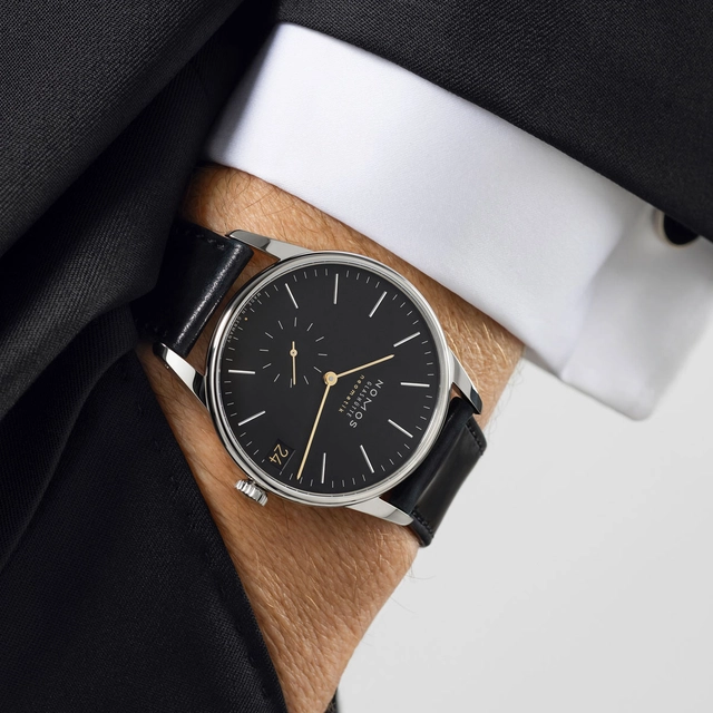 Nomos Glashütte: Orion neomatik new black, Referenz 366, am Handgelenk