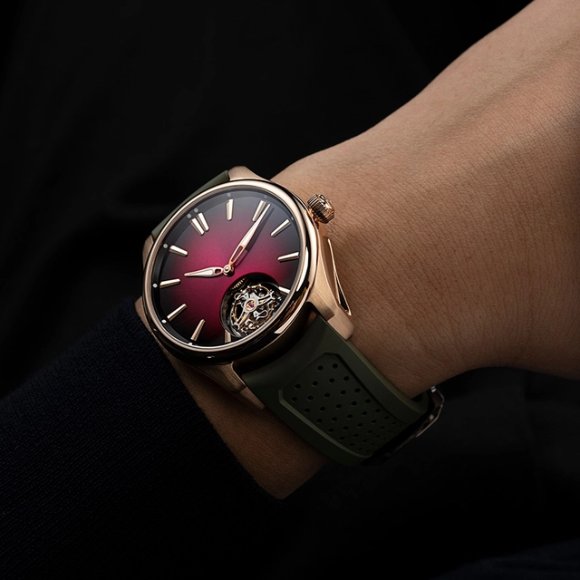 HMoser_Pioneer_Tourbillon_RG_Burgundy_Wristshot
