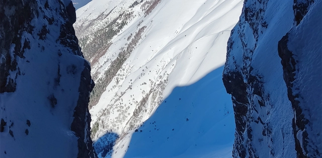 Nahaufnahme von schneebedecktem Berg in Albanien.