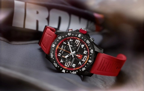 Breitling Endurance Pro Ironman 2024 Taupō mit einem roten Kautschukarmband