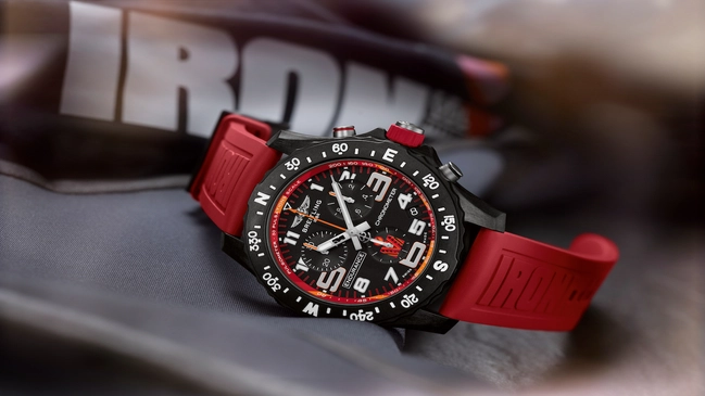 Breitling Endurance Pro Ironman 2024 Taupō mit einem roten Kautschukarmband
