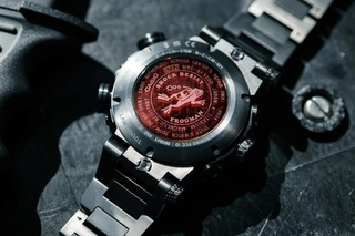 Auf dem roten Saphirglasboden der neuen Casio G-Shock sieht man das erste Frogman-Logo, eine Tauchfroschfigur