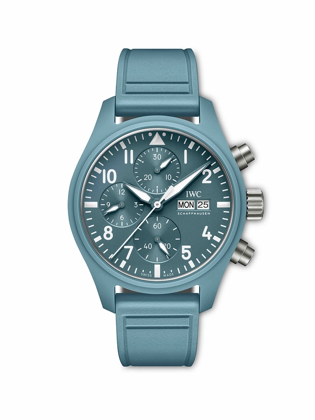 Pilot’s Watch Chronograph 41 TOP GUN Miramar (Ref. IW389409), hellblaue Uhr vor weißem Hintergrund