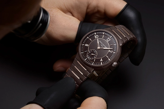 Louis Vuitton Tambour Ceramic in Braun, Referenz W1CR10 Louis Vuitton Tambour Uhr aus Keramik in Braun wird in den Händen gehalten