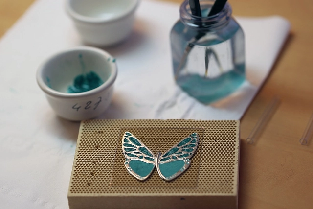 VanCleef-Emaille-Workshop-Butterfly-Colour.jpg