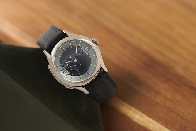 Armband und Zifferblatt der Laurent Ferrier Classic Traveller Globe Night Blue