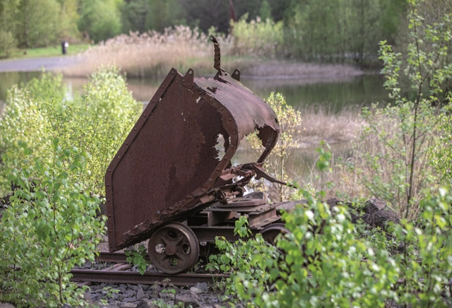 Ein altes Stück Bergbauequipment vor einem Tümpel