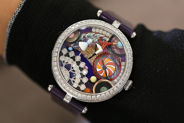 VanCleef-Emaille-Nutcracker-Lady-Arpels-Casse-Noisette-Uhr-Wristshot.jpg