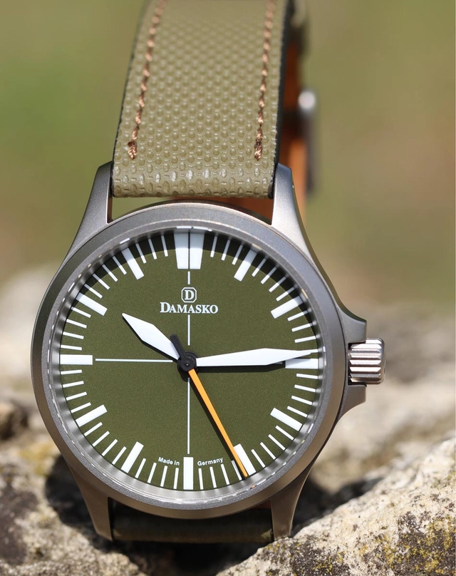 Die Damasko DS30 mit olivfarbenem Zifferblatt