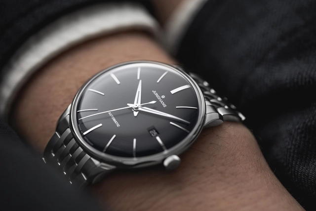 Junghans_Meister Automatic 27_4417_46_Wrist_low.jpg