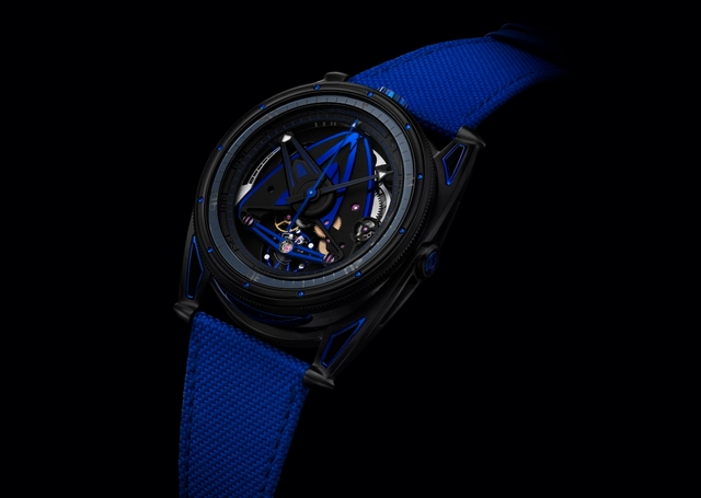 Die De Bethune DB28GS Swordfishim Dunkeln, Frontansicht mit Armband