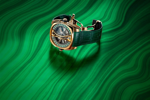 Cyrus: Klepcys Vertical Skeleton Tourbillon Malachite vor Malachithintergrund