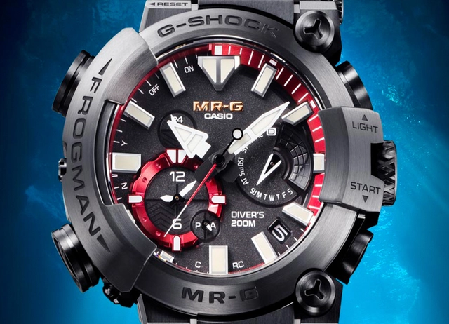 G-Shock Frogman MRG-BF1000B, Uhr mit Titangehäuse und Armband vor blauem Hintergrund