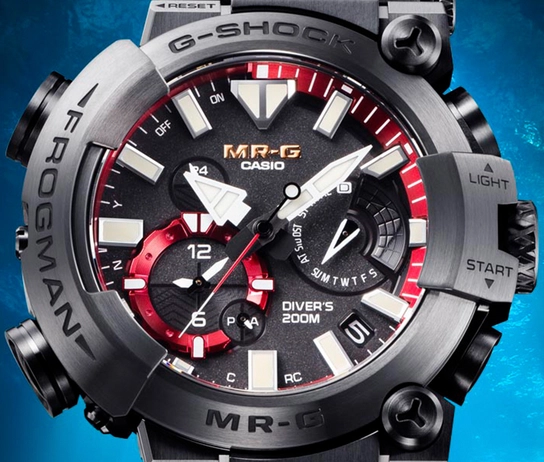 G-Shock Frogman MRG-BF1000B, Uhr mit Titangehäuse und Armband vor blauem Hintergrund