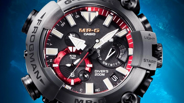 G-Shock Frogman MRG-BF1000B, Uhr mit Titangehäuse und Armband vor blauem Hintergrund