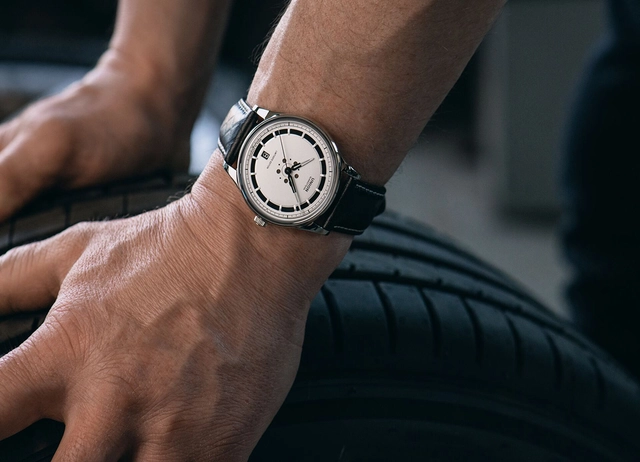 Union Glashuette Noramis Datum Limitierte Edition Deutschland Klassik 2025, Uhr am Handgelenk