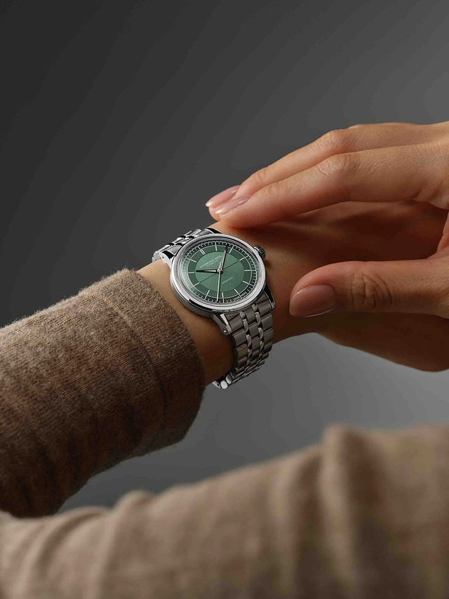 Raymond_Weil_MILLESIME_Zentralsekunde_Arm.jpg Raymond Weil Millesime mit zentraler Sekunde, Uhr am Handgelenk