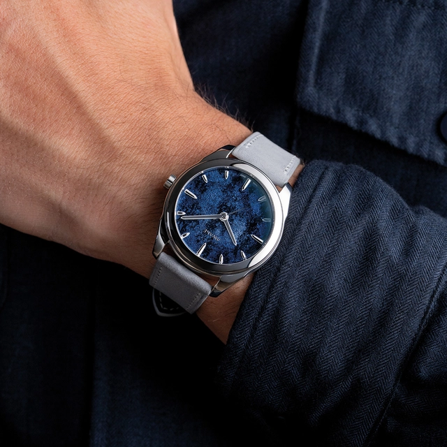 Awake Sơn Mài – Frosted Leaf, Uhr am Handgelenk