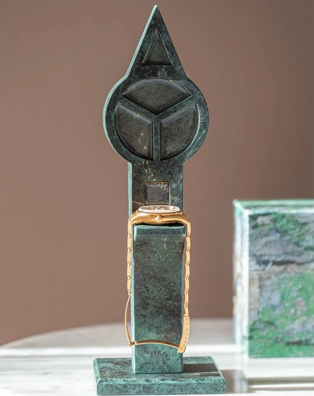 WatchTime-Ablogtowatch-Uhrenständer-Freisteller.jpg Ablogtowatch – Mercedes-Hands Watch Stand
