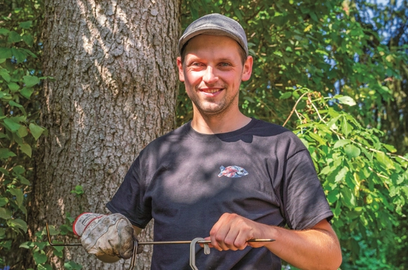 Contenstack Kastenbild.png Der Fischer präsentiert seinen Fang