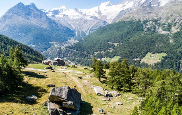 Gewaltiges Bergpanorama mit einem kleinen Trail mit zwei Wanderern im Vordergrund
