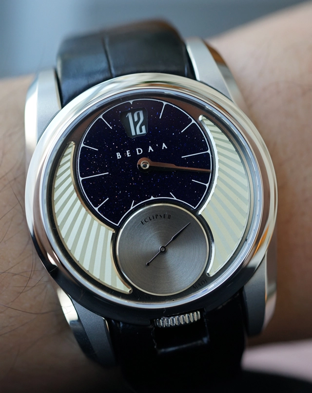 WatchTime-Beda`a-EclipseII-Wrist.jpg Beda`a – Eclipse II, Edelstahluhr mit Steinzifferblatt, Lederband und kleiner Sekunde am Handgelenk
