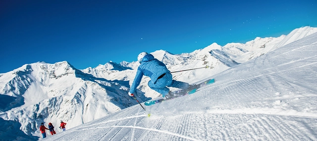 Skifahrer auf der Piste im Gasteinertal.