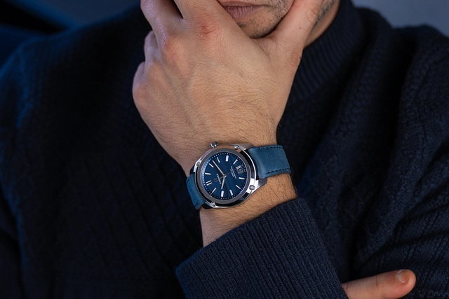 Formex-Essence-Blue-Agate-Achat-Wristshot.jpg Formex Essence 39 Blauer Achat